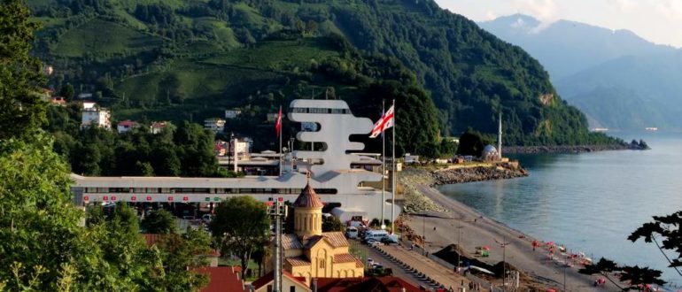 Грузино — Турецкая граница. Водопад и статуя св. А. Первозванного.